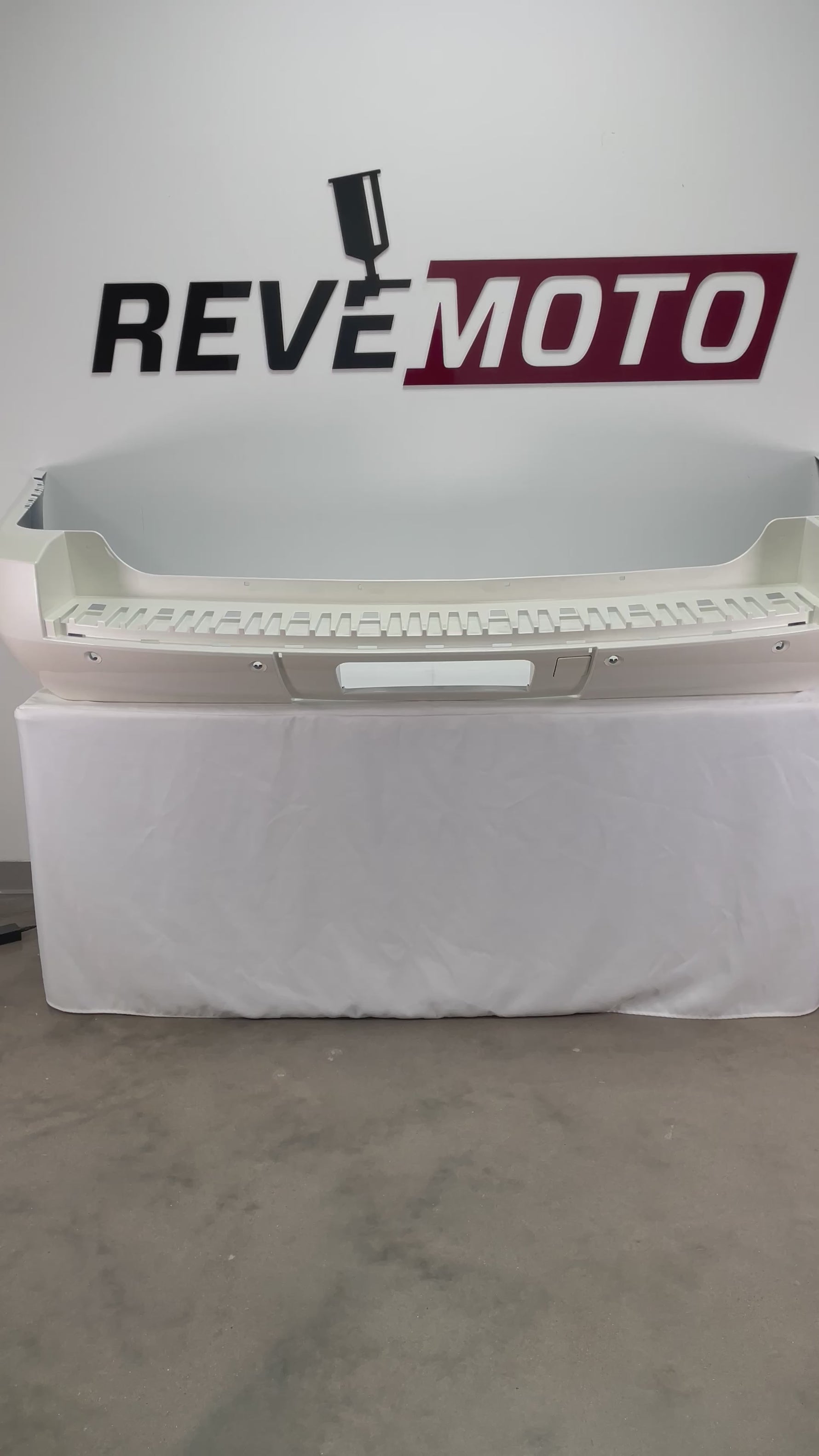 2007-2014 GMC Yukon XL 1500 Rear Bumper Painted (Denali) White Diamond Pearl (WA800J) 20951796 GM1100786 ReveMoto Painted Auto Parts Replacement 